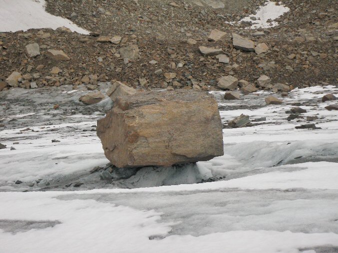 Petite Ciamarella (7).jpg - Un gros rocher tran jusqu'ici par la glace